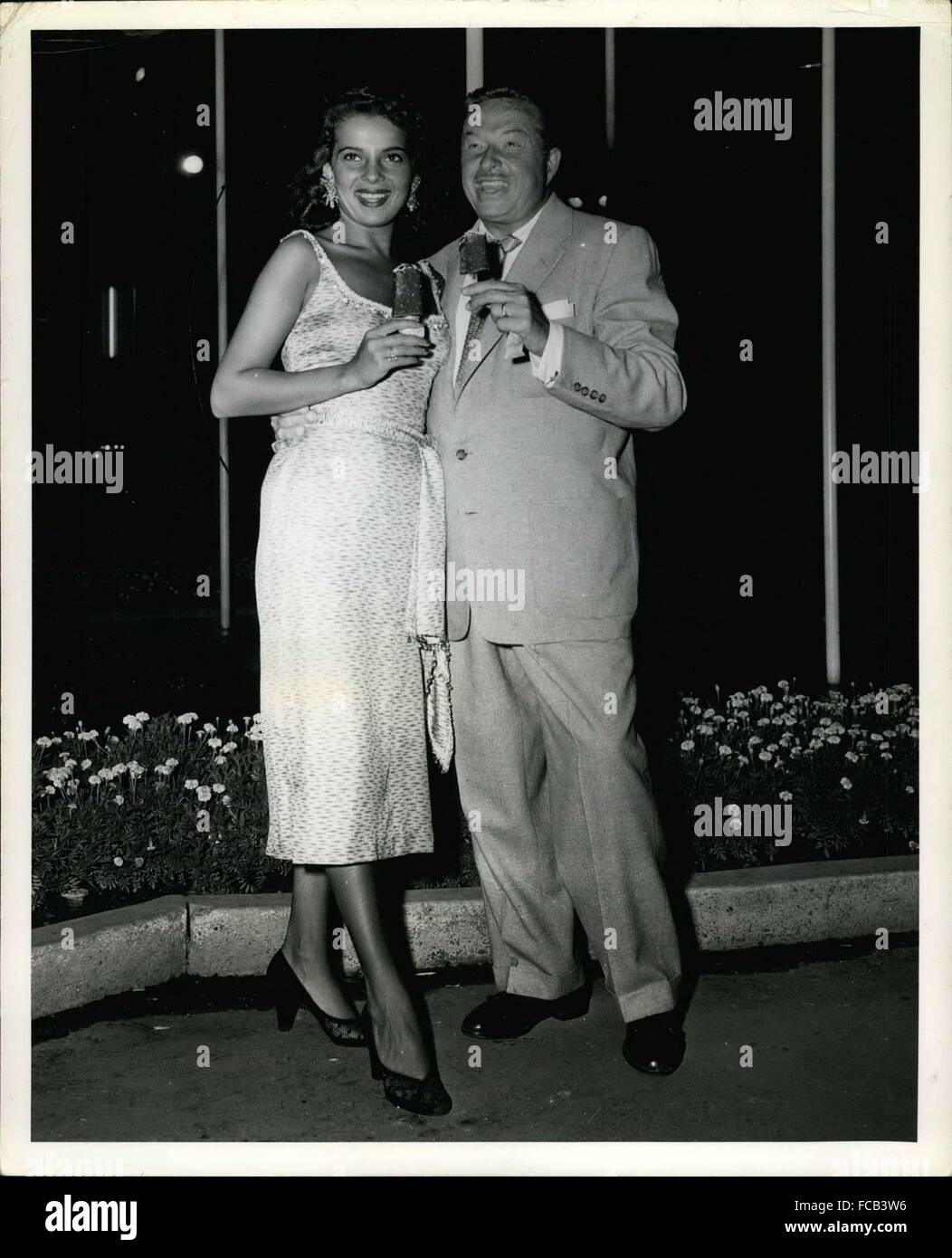 1959 - Belle Abbe Lane (Mme. Cuagt) et son célèbre chef de mari, rhumba Roi Xavier Cugat, regardez bien heureux qu'ils munch eskimo pies de l'un des nombreux éléments de la Foire de l'État. L'Cugat's avec une foule d'autres artistes célèbres, sera présenté dans le fabuleux Club Cugat afficher qui remplira l'État nuit tribune avec de la musique et la gaieté à partir de maintenant jusqu'à la juste ferme, le 7 septembre. © Keystone Photos USA/ZUMAPRESS.com/Alamy Live News Banque D'Images