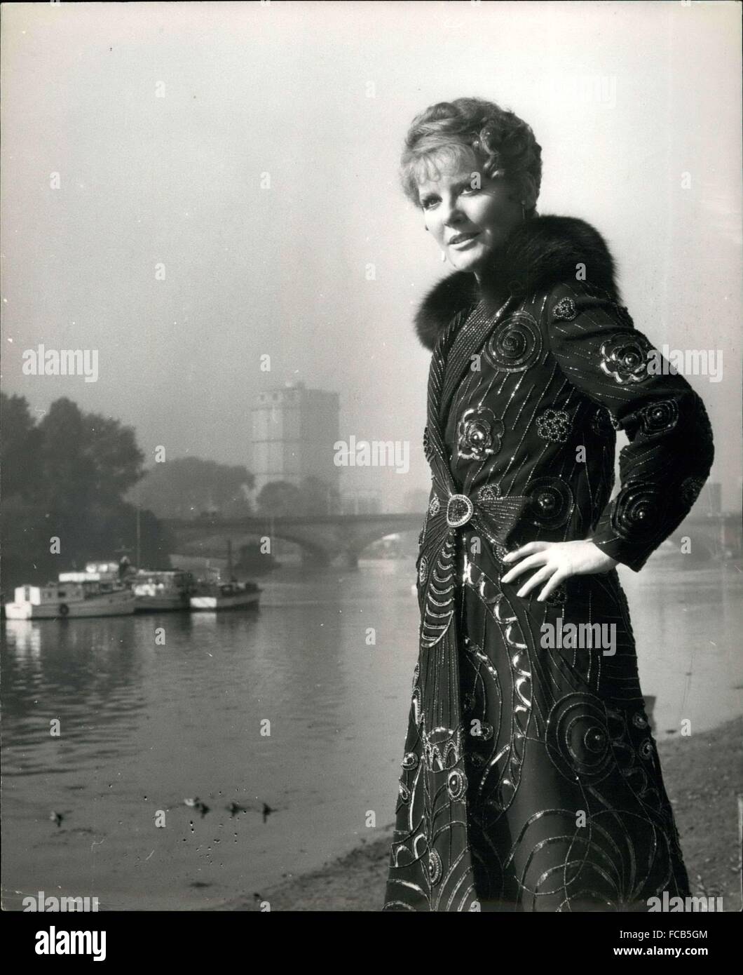 1960 - Sunshine Arrête le tournage à Strand-On-The-Green : Scènes de la remake musical du film à succès des années 1910 ''au revoir monsieur Chips'', qui devaient être abattus à Strand-sur-le-Vert, Kew aujourd'hui ont été retenus par les mauvaises conditions météorologiques - c'était trop beau ! Le film, qui sortira en décembre 1960 stars Petula Clark comme Mme Chips et Peter O'outils comme M. Chips. Photo montre Petula Clark, habillé pour son rôle de Katherine dans ''au revoir monsieur Chips'', prend un tour par la rivière à brin-sur-le-Vert, Kew. © Keystone Photos USA/ZUMAPRESS.com/Alamy Live News Banque D'Images