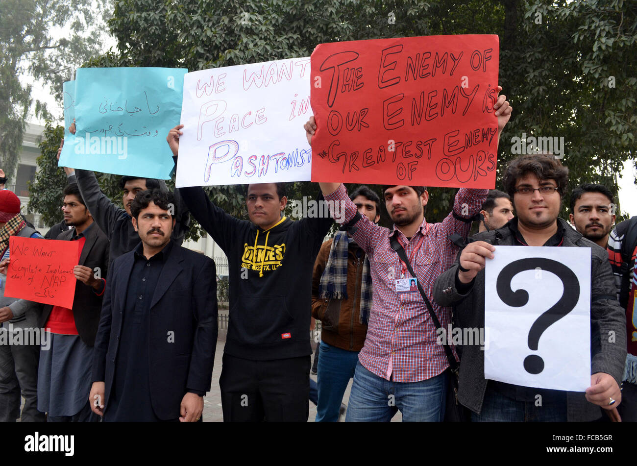 Lahore. 21 Jan, 2016. Des étudiants pakistanais tenir des pancartes comme ils protestent contre les militants attaque sur Bacha Khan University, dans l'est de Lahore au Pakistan le 21 janvier 2016. Selon les responsables de décès attribuables à l'attaque meurtrière sur Bacha Khan University dans le district de Charsadda a atteint 21. Credit : Jamil Ahmed/Xinhua/Alamy Live News Banque D'Images