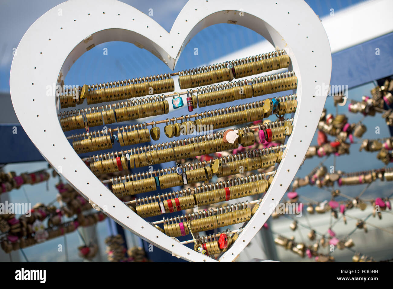 2 novembre 2012 - Osaka, Japon - en forme de cœur symbolique nous encapsuler le pont de jardin flottant au sommet du gratte-ciel Umeda, à Osaka au Japon (crédit Image : © Daniel DeSlover via Zuma sur le fil) Banque D'Images