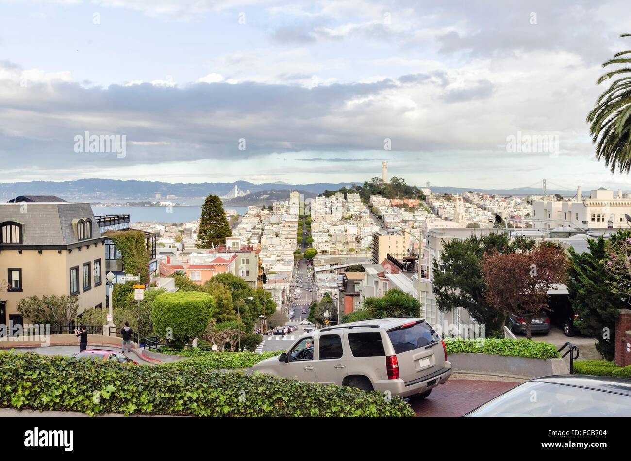 La célèbre Lombard Street sur Russian Hill à San Francisco, Californie, États-Unis d'Amérique. Une vue de l'esprit route de travers Banque D'Images