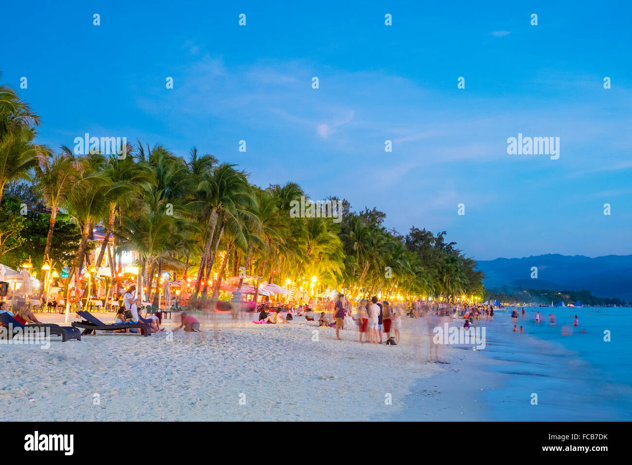 Plage bondée de nuit, White Beach, Boracay Island, Philippines Banque D'Images