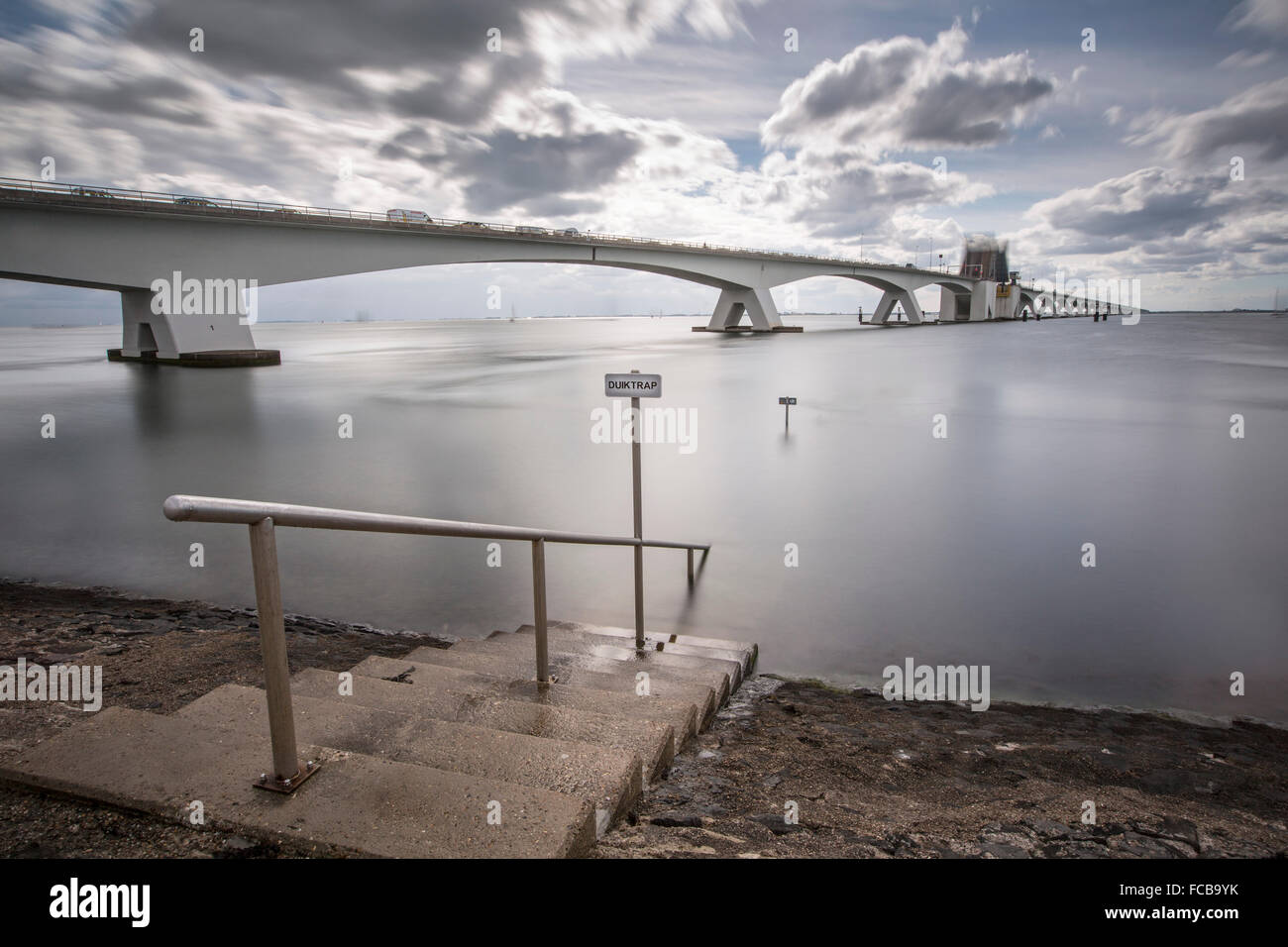 Pays-bas, Zierikzee, le pont de Zélande. Estuaire Oosterschelde. Schouwen-Duiveland et Noord-Beveland. L'exposition longue Banque D'Images