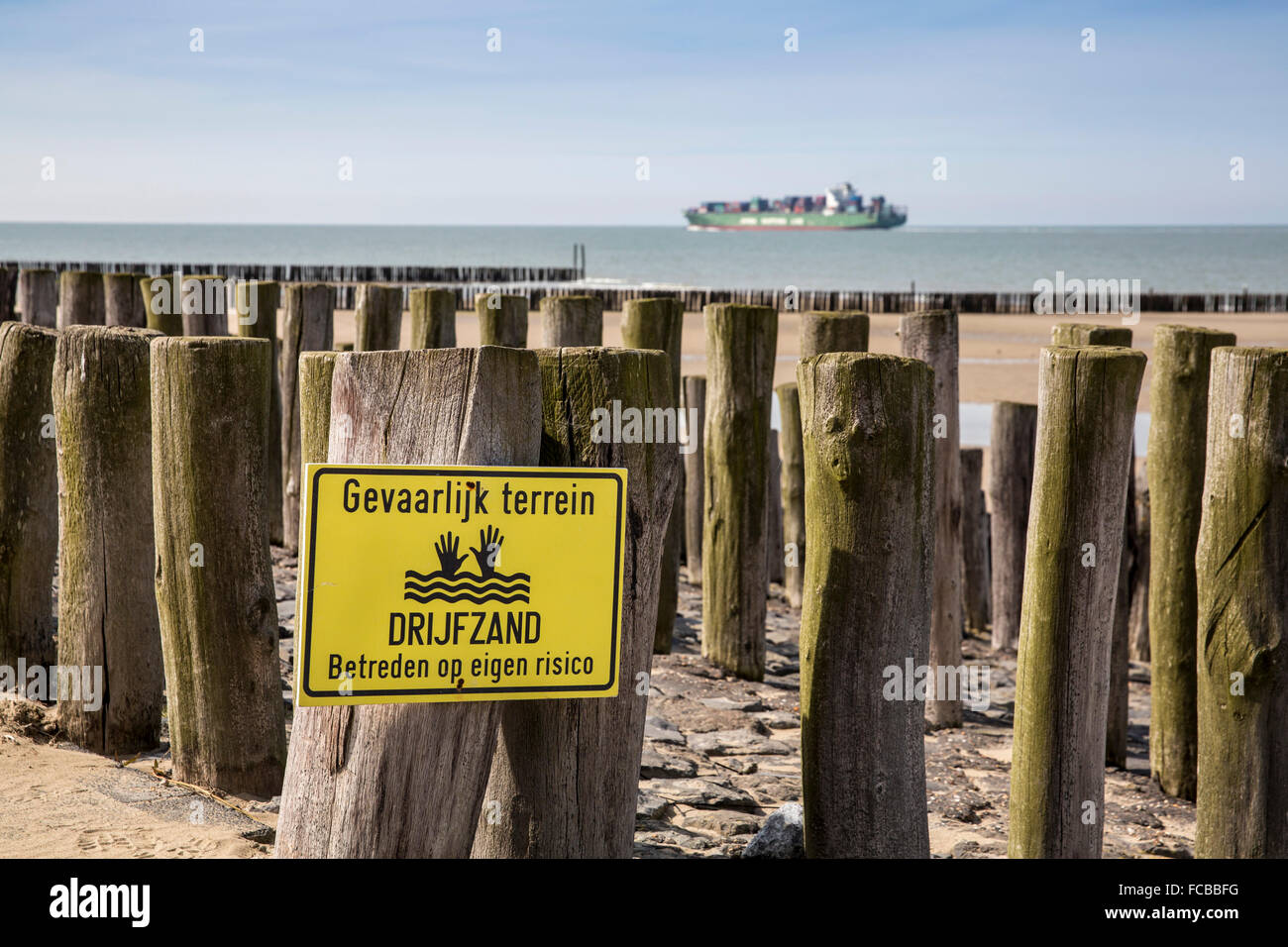 Pays-bas Breskens, poteaux en bois, comme brise-lames pour protéger contre les vagues de la mer du Nord. Danger, sables mouvants Banque D'Images