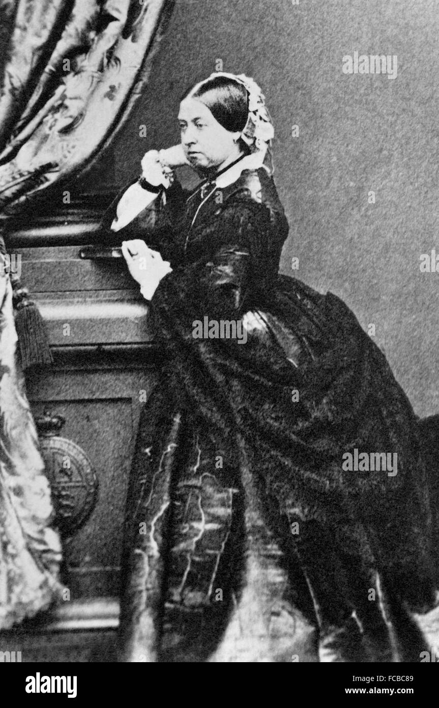 La reine Victoria d'Angleterre, pleine longueur portrait prises après 1862 Banque D'Images