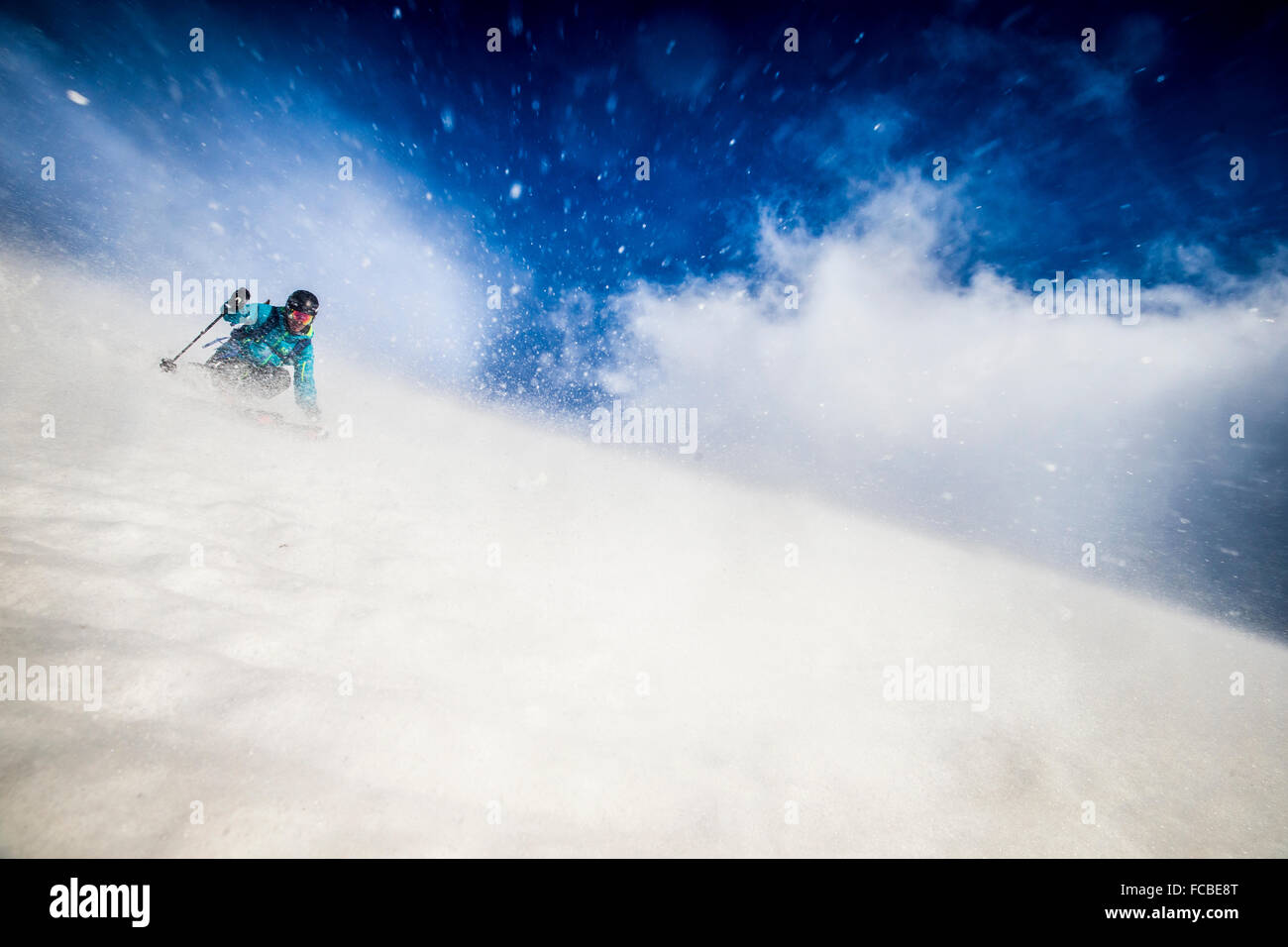 Un homme ski sur une journée très venteux à l'extérieur de l'Islande, Isafjordur. Banque D'Images