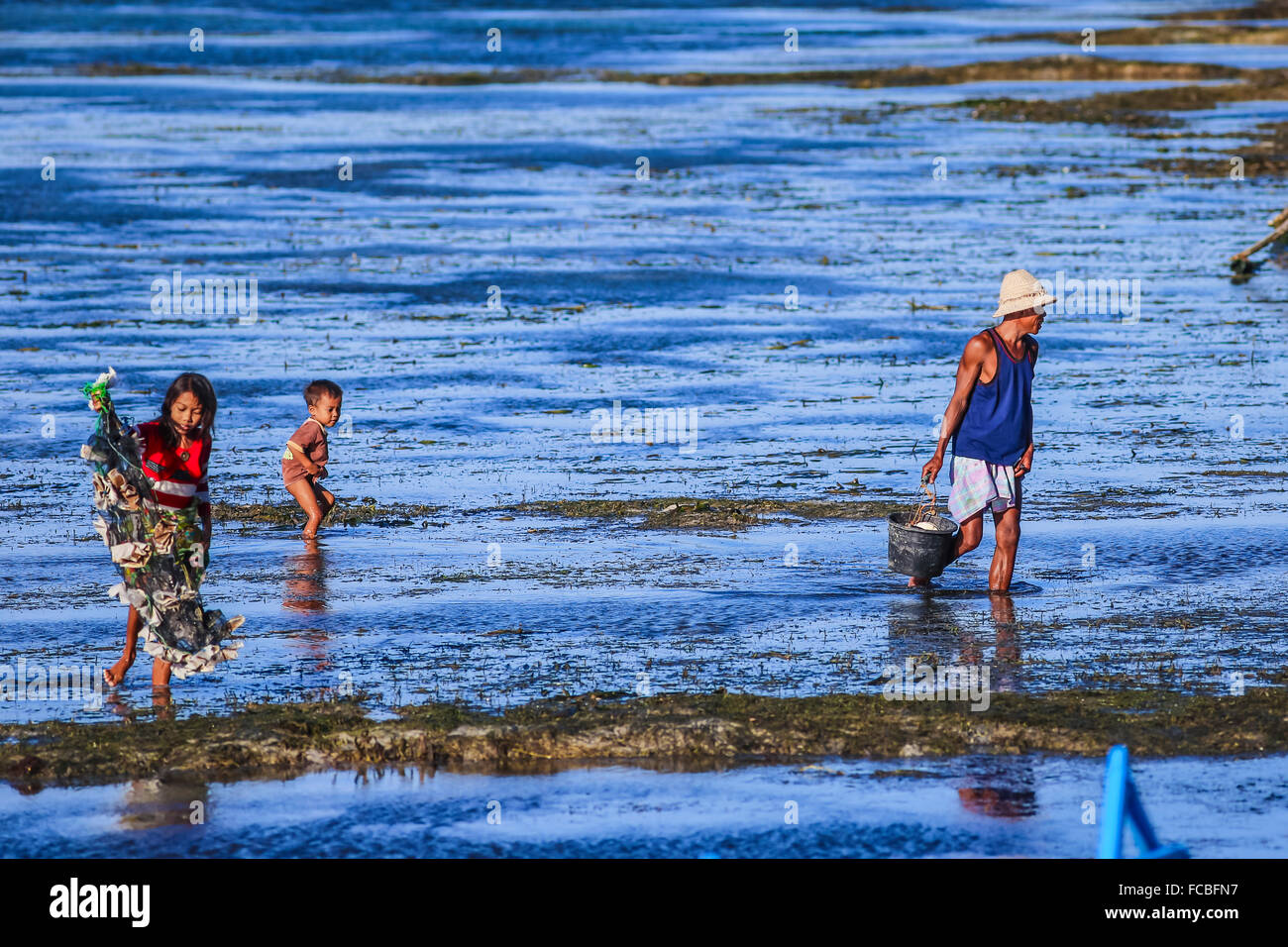 La famille indonésienne à seaweed farm.L'île Lombok.L'Indonésie. Banque D'Images