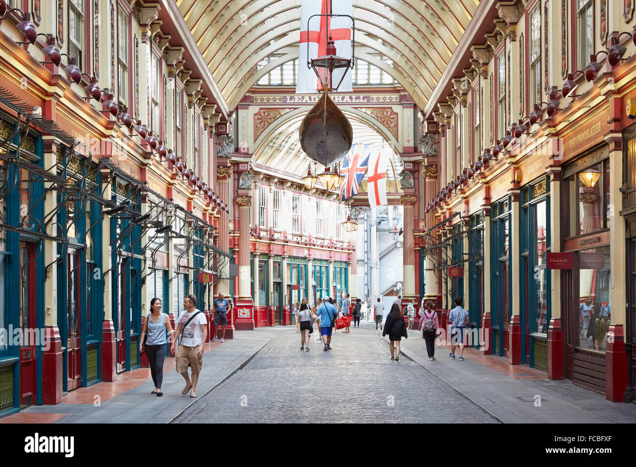 Marché couvert Leadenhall intérieur, les gens marcher dans une après-midi d'été à Londres Banque D'Images