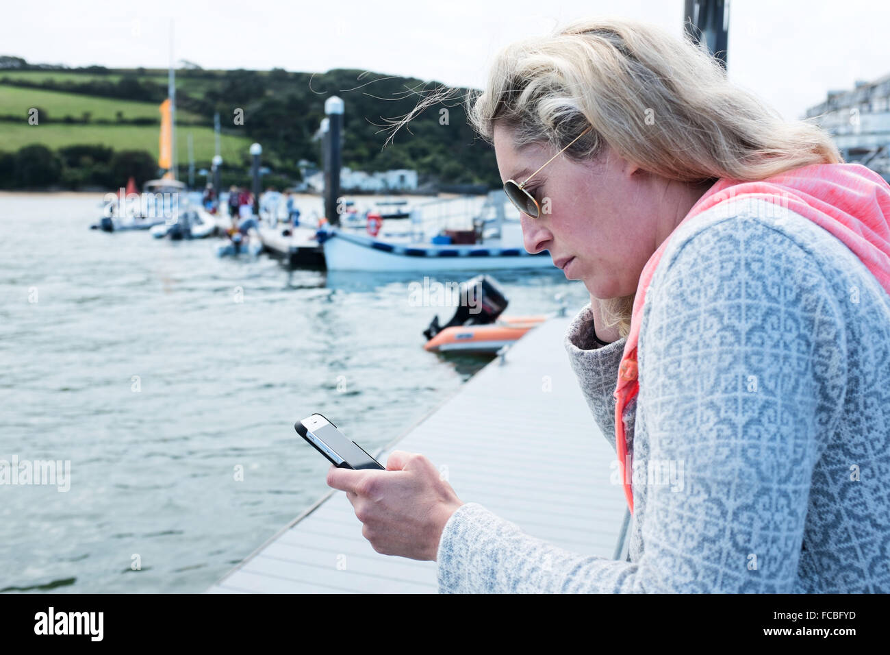 Femme sur téléphone mobile à cause Banque D'Images