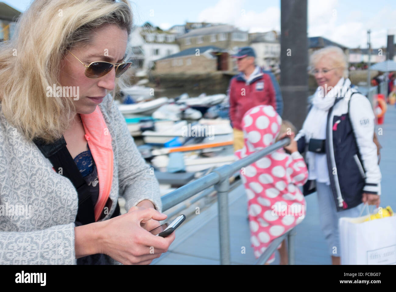Femme sur téléphone mobile à cause Banque D'Images