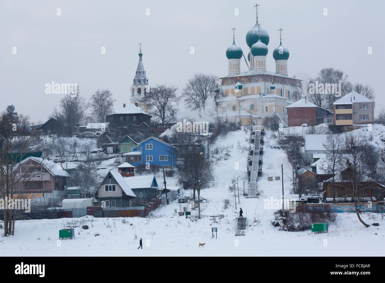 Vue d'hiver de Voskresensky Cathédrale et maisons situées dans la petite ville russe de l'oblast de Iaroslavl, Perm, Russie Banque D'Images