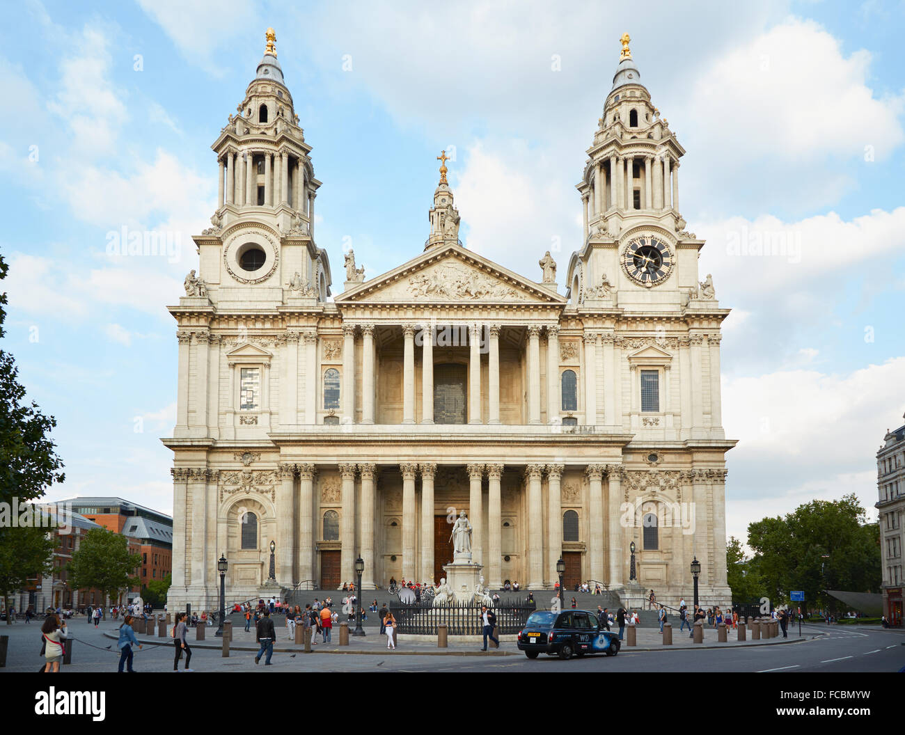 Façade de la cathédrale St Paul à Londres avec des gens Banque D'Images