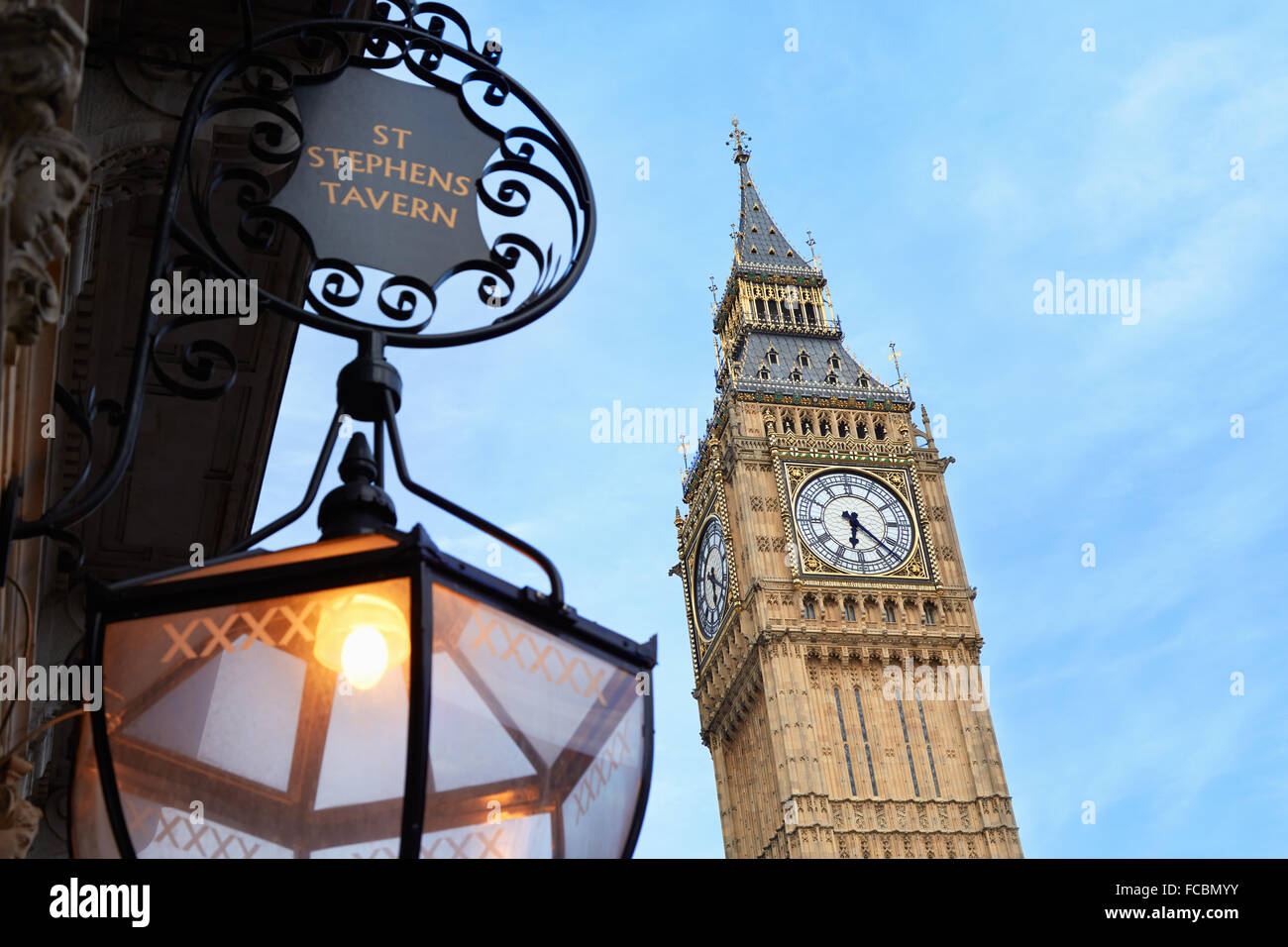 Big Ben et le vieux St Stephen's Tavern lampe, ciel bleu à Londres Banque D'Images