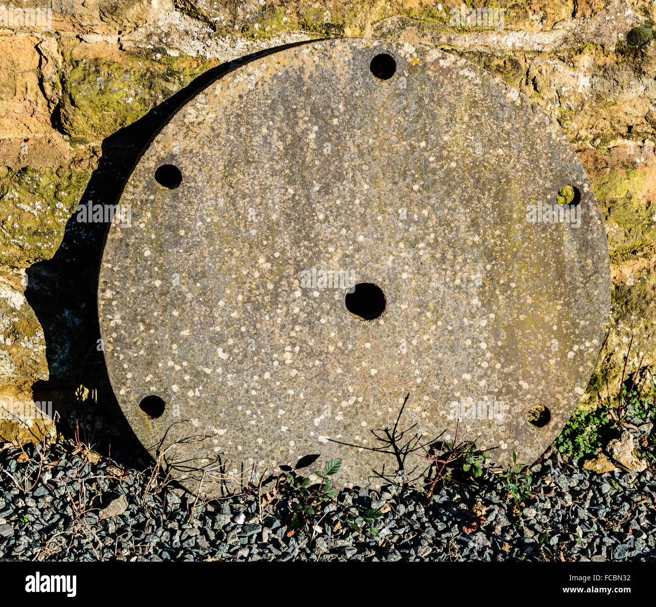 Un vieux moulin en pierre utilisé appuyé contre roue moulin de Wymondham. En Wymondham, Angleterre le 15 janvier 2016. Banque D'Images
