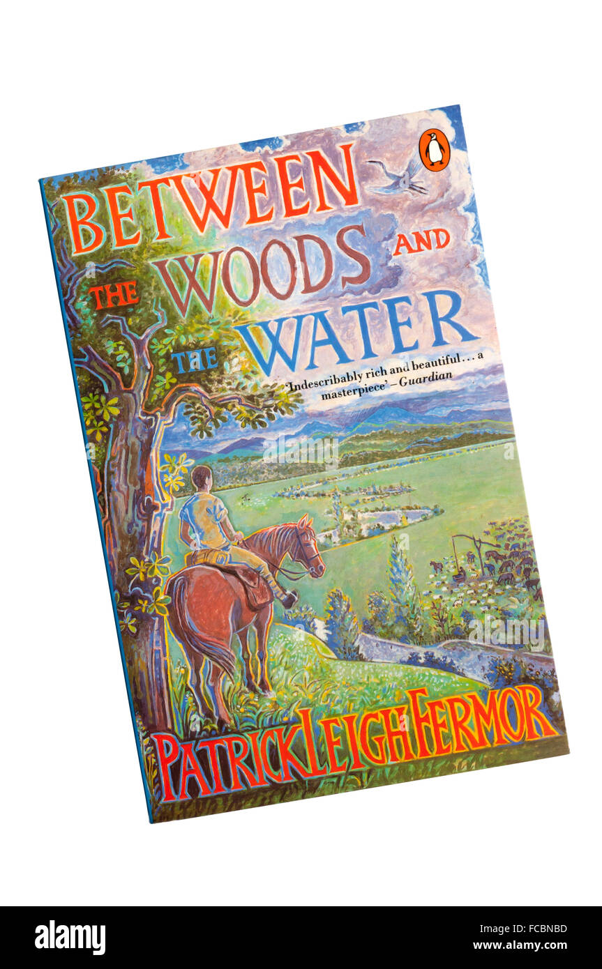 Un exemplaire de poche entre les bois et l'eau par Patrick Leigh Fermor. D'abord publié en 1986. Banque D'Images