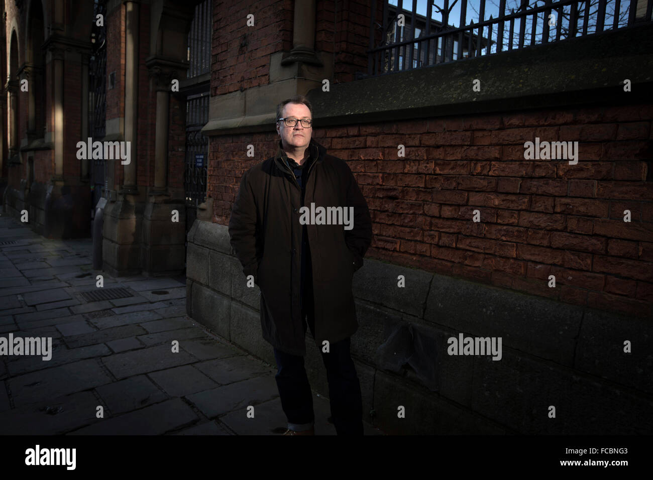 Le scénariste et réalisateur de télévision britannique Russell T Davies, illustrée à Manchester. Stephen Russell Davies, OBE (né le 27 avril 1963), est plus connu sous le nom de plume de Russell T Davies, est un producteur et scénariste de télévision gallois dont les œuvres : Queer as Folk, Bob & Rose, la seconde venue, Casanova, 2005 Renaissance de la série de science-fiction britannique Doctor Who, et la trilogie de concombre, le tofu, et la banane. Il travaille actuellement sur une production de la BBC A Midsummer Night's Dream, qui sera publié en 2016. Banque D'Images