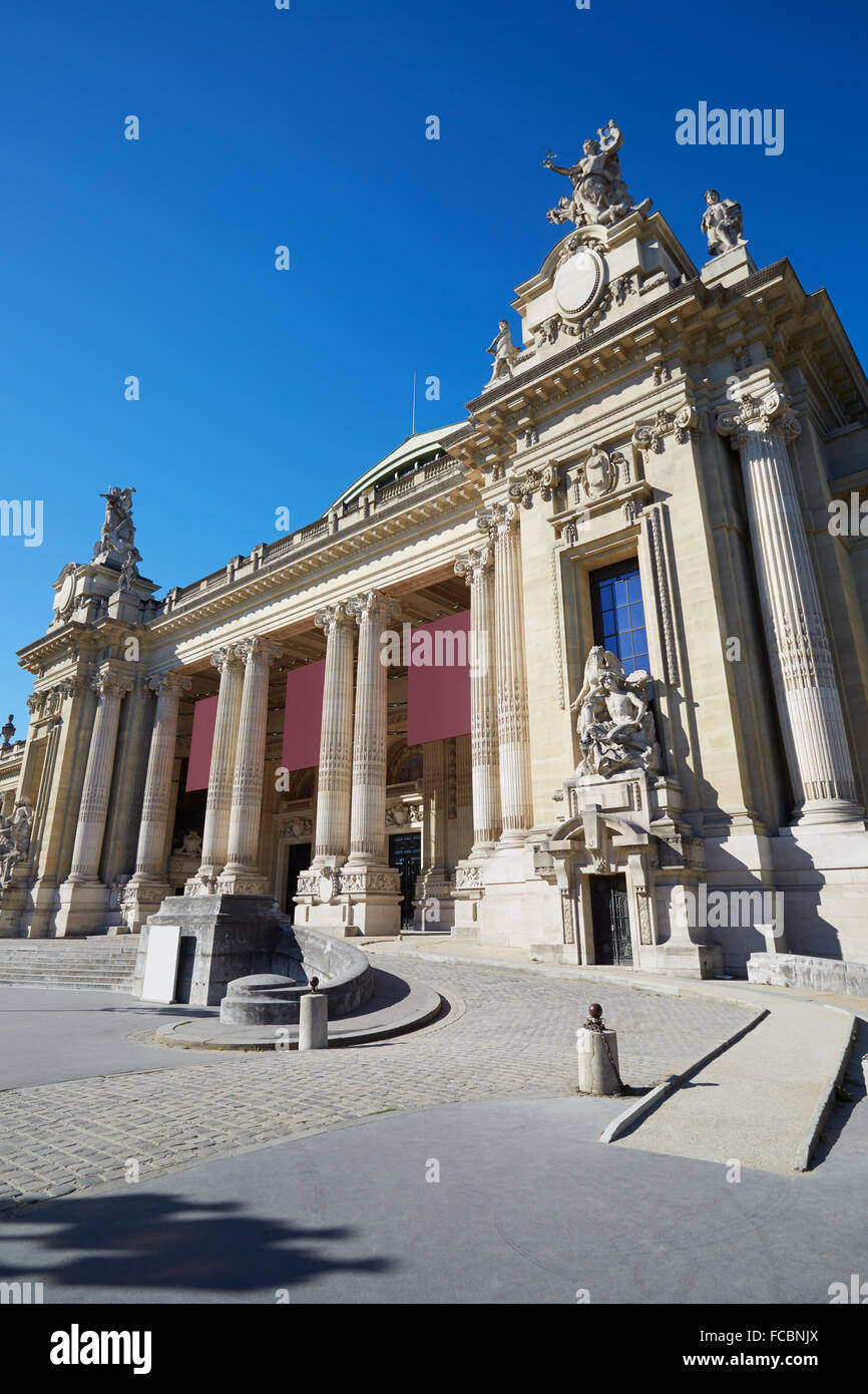 Grand Palais palais dans une journée ensoleillée, ciel bleu à Paris Banque D'Images