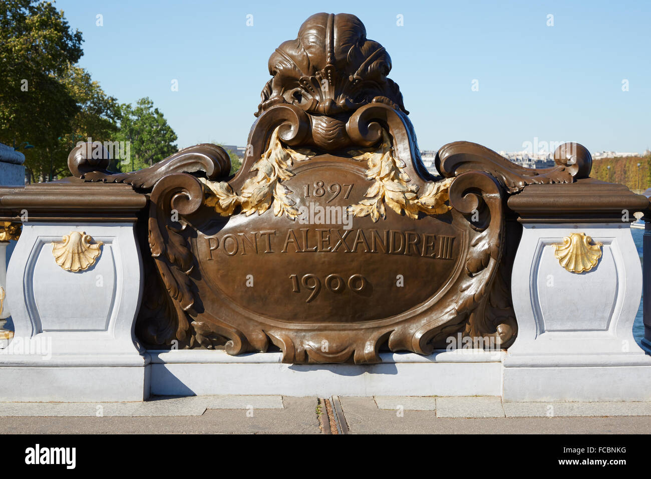 Pont Pont Alexandre III à Paris, emblème balustrade tôt le matin Banque D'Images