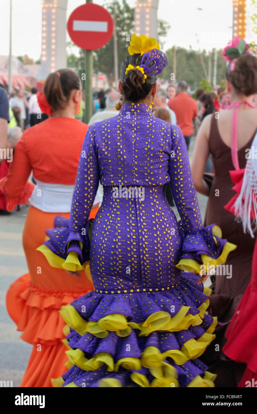 Les jeunes femmes avec la robe et des fleurs sur la tête de foire à Séville, Espagne Banque D'Images