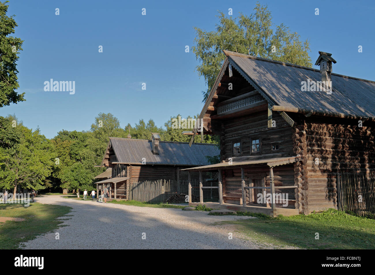 Constructions en bois dans la Vitoslavlitsy Musée de l'architecture en bois, Veliki Novgorod, Russie. Banque D'Images