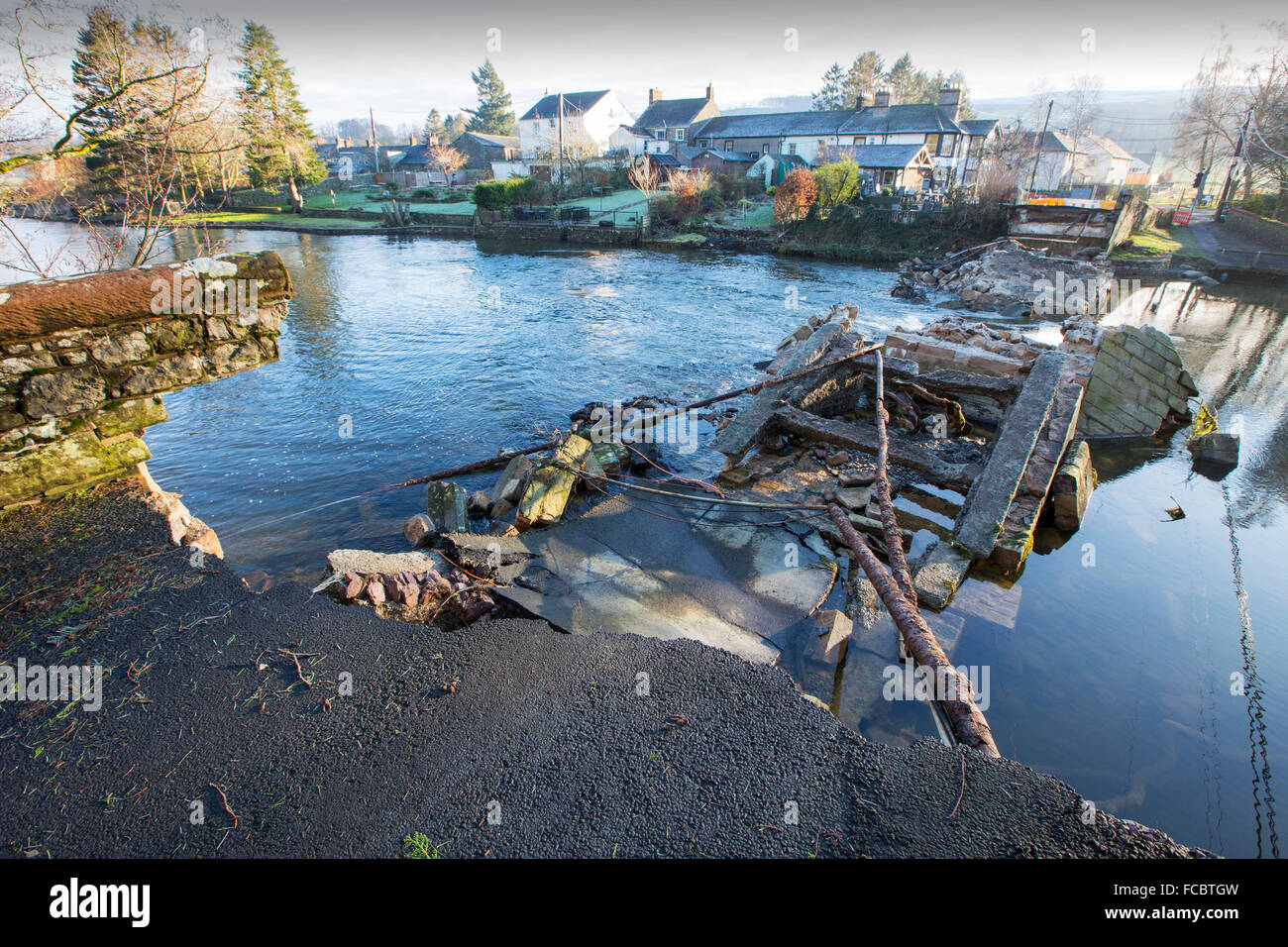Le pont à Pooley Bridge dans le district du lac qui a été détruit par les inondations de Storm Desmond, Cumbria, Royaume-Uni. Le pont s'était tenu depuis 1774. Banque D'Images