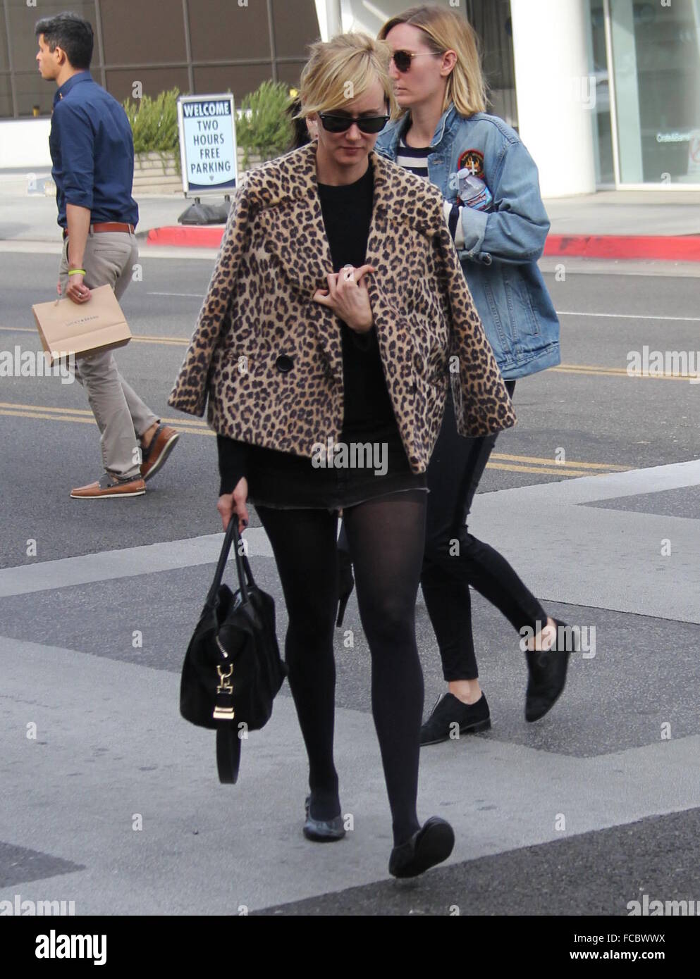 Kimberly Stewart sortir shopping dans un blazer imprimé léopard et collants noirs avec : Kimberly Stewart Où : Los Angeles, California, United States Quand : 21 déc 2015 Banque D'Images