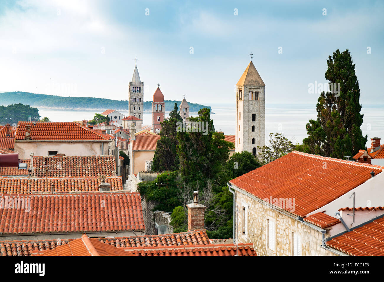 Vue de la ville de Rab, station touristique croate célèbre pour ses quatre clochers. Banque D'Images