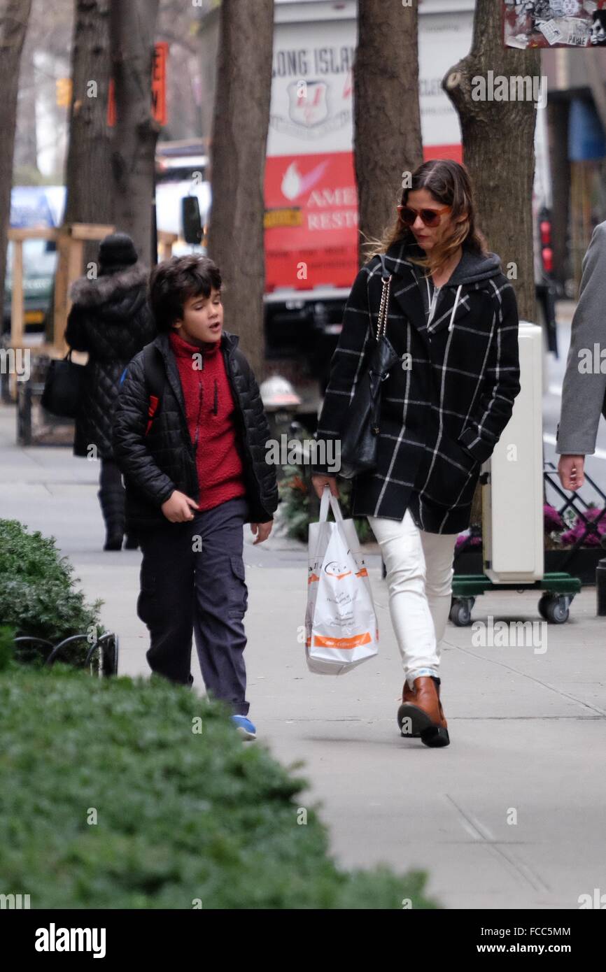 Law & Order L'actrice Jill Hennessy out food shopping de Noël à Citarella marché gourmand à Soho avec : Jill Hennessy, Marco Mastropietro Où : New York City, New York, United States Quand : 21 déc 2015 Banque D'Images