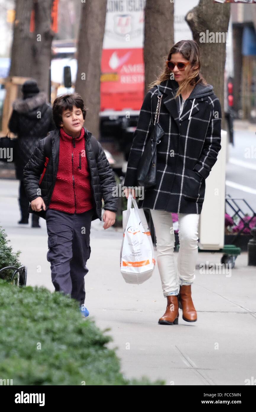 Law & Order L'actrice Jill Hennessy out food shopping de Noël à Citarella marché gourmand à Soho avec : Jill Hennessy, Marco Mastropietro Où : New York City, New York, United States Quand : 21 déc 2015 Banque D'Images