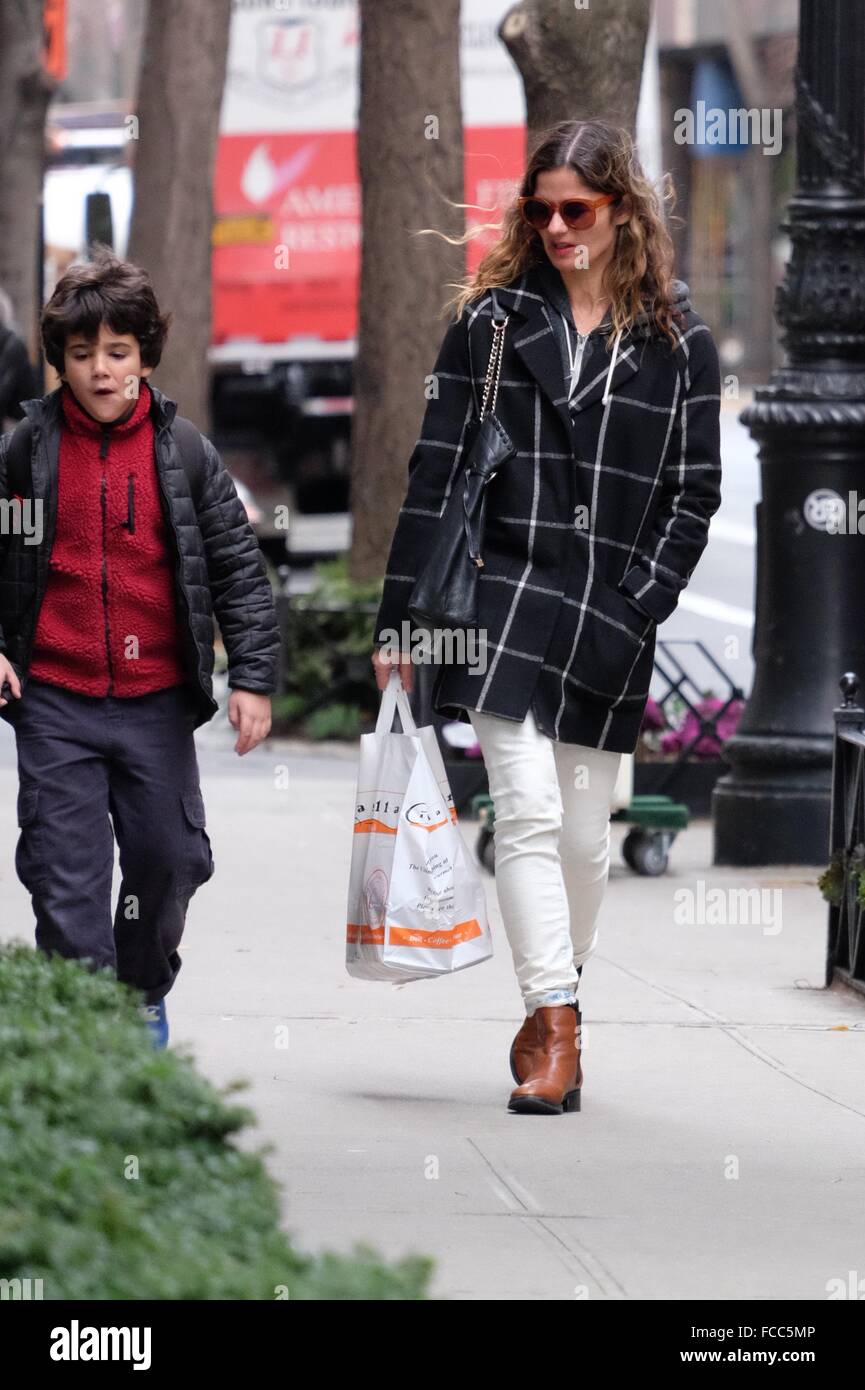 Law & Order L'actrice Jill Hennessy out food shopping de Noël à Citarella marché gourmand à Soho avec : Jill Hennessy, Marco Mastropietro Où : New York City, New York, United States Quand : 21 déc 2015 Banque D'Images