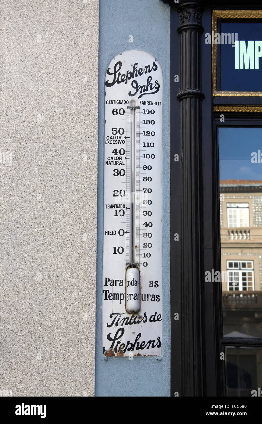 Thermomètre Vintage Encres Stephens publicité en dehors d'un magasin à Porto Banque D'Images