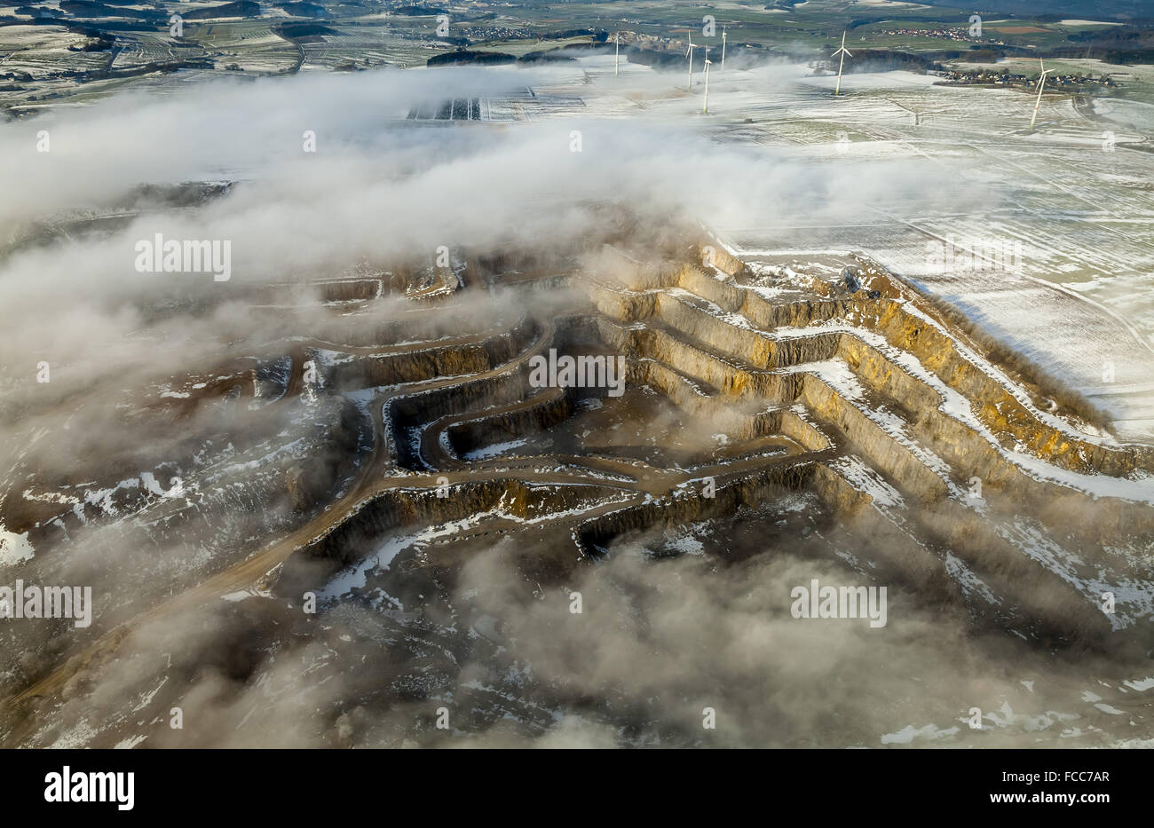 Vue aérienne de la carrière, sur le Rösenbeck B7, avec des nuages, la brique silico-calcaire, Brilon, Sauerland, Plaine Soester, Rhénanie du Nord-Westphalie, Banque D'Images