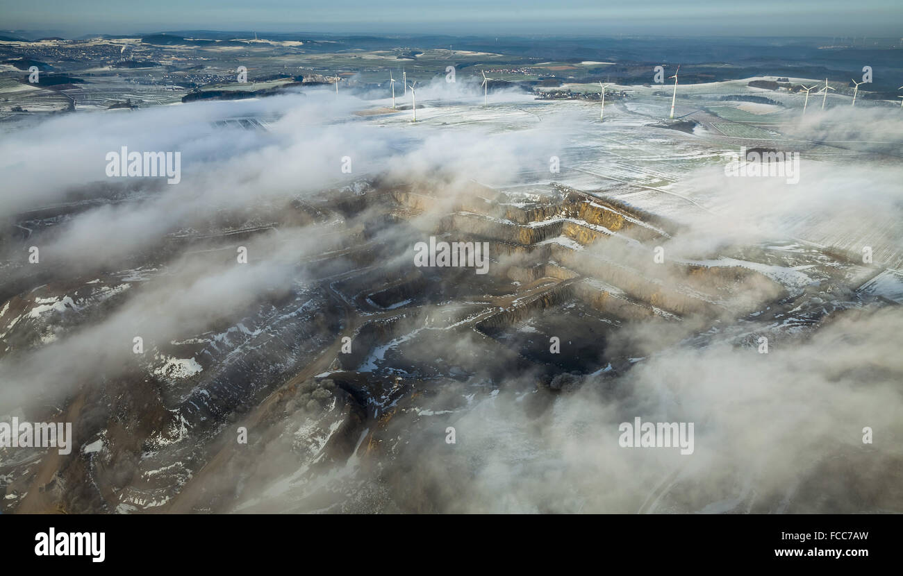 Vue aérienne de la carrière, sur le Rösenbeck B7, avec des nuages, la brique silico-calcaire, Brilon, Sauerland, Plaine Soester, Rhénanie du Nord-Westphalie, Banque D'Images