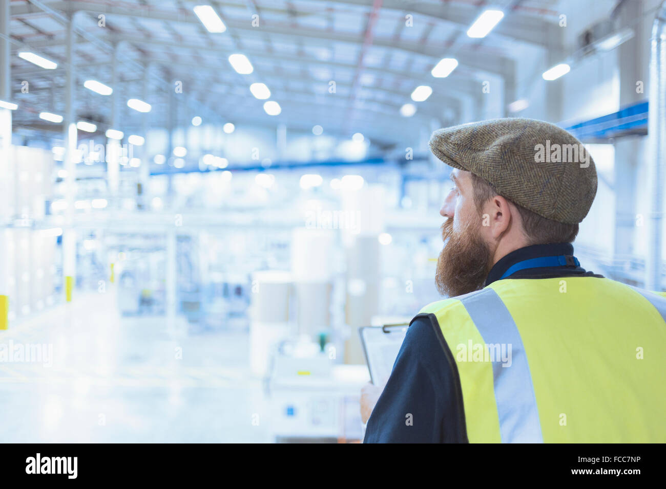 Travailleur avec barbe et beret sur factory Banque D'Images