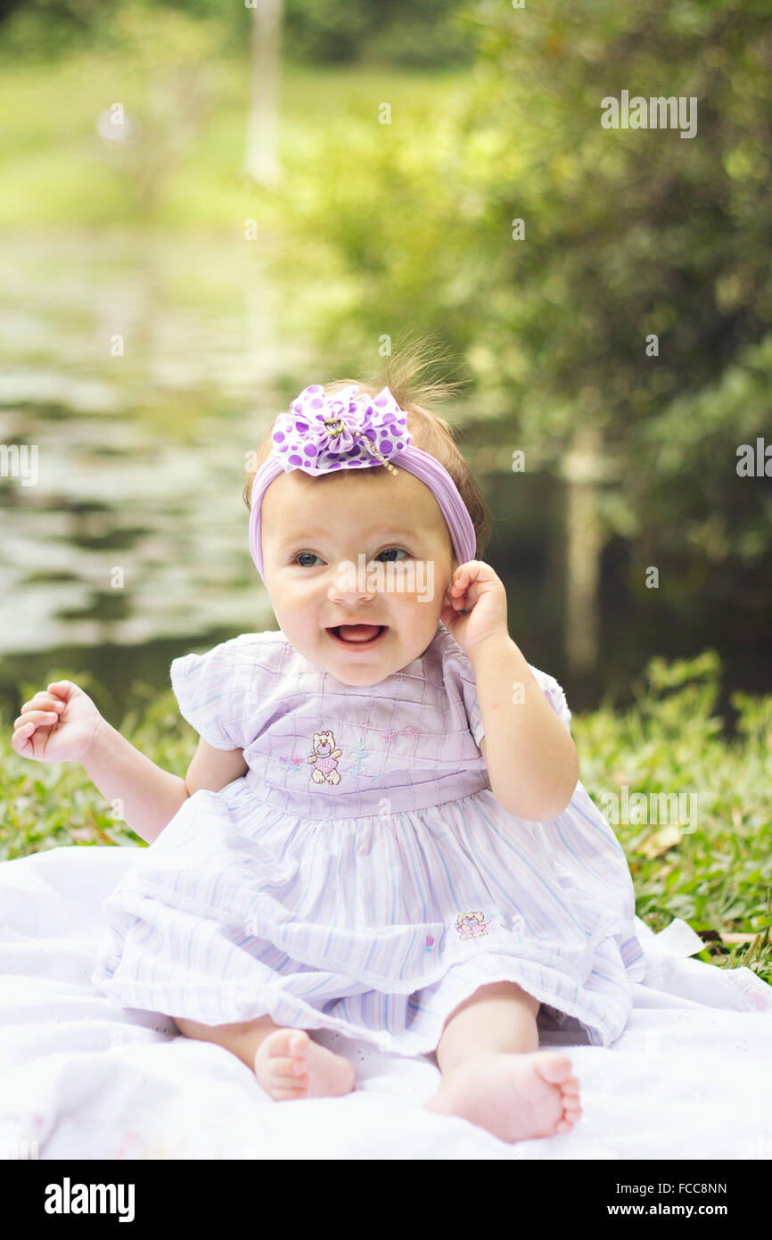 Toute La Longueur D Un Joli Bebe Fille Assise Au Bord Du Lac Photo Stock Alamy Toute La Longueur D Un Joli Bebe Fille Assise Au Bord Du Lac Photo Stock Alamy