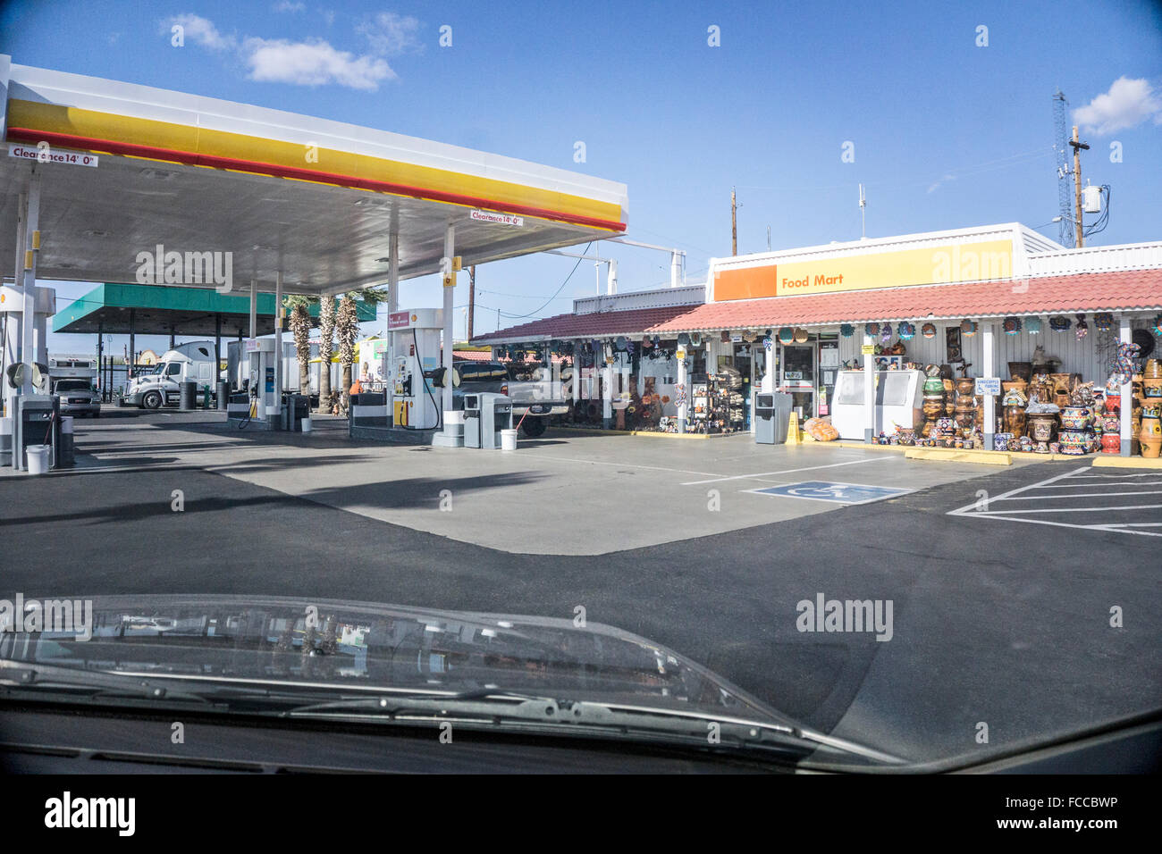 Des pots de céramique et d'autres sud-ouest de l'tchotchkes foule porche de food mart à côté de station d'essence près de la frontière avec le Mexique, l'Arizona Banque D'Images