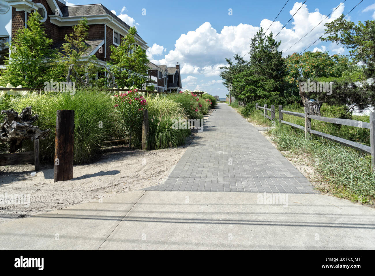 Rue résidentielle dans la région de Ocean Beach, Fire Island, Long Island, New York, menant de maisons de luxe directement sur la plage et la mer. Banque D'Images