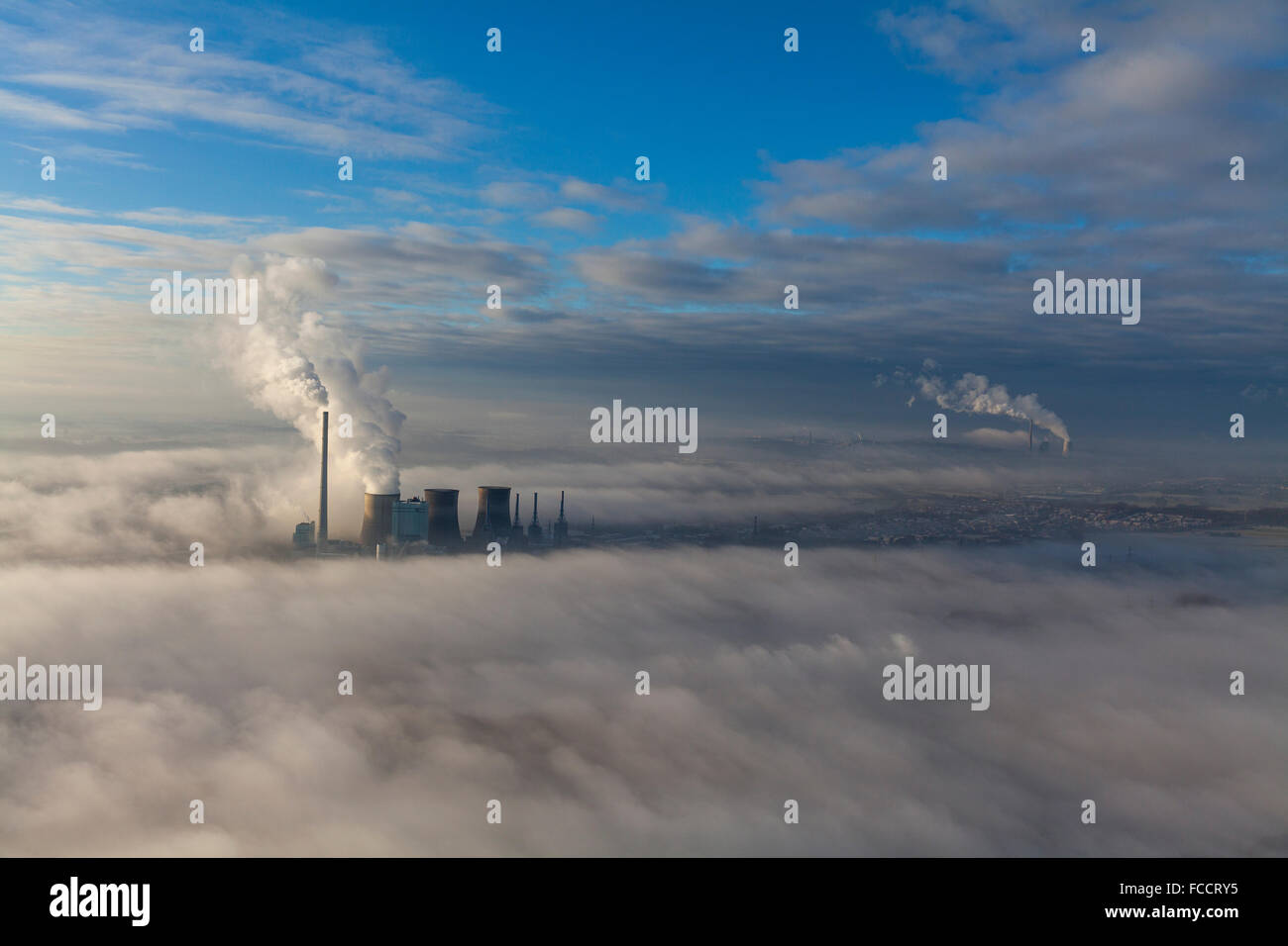 Brouillard au sol, aériennes, nuages bas, RWE Power, Gersteinwerk centrale de charbon dans l'inversion de température, lumière d'hiver Banque D'Images