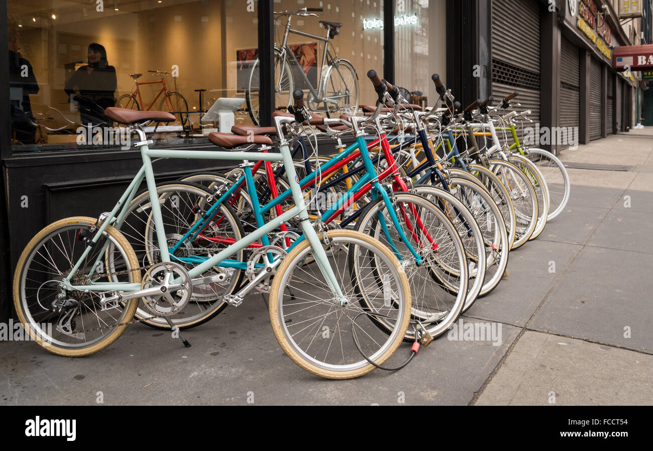 Des vélos colorés disposés en ligne sur le trottoir devant un magasin de  vélo (Tokyobike) à New York Photo Stock - Alamy