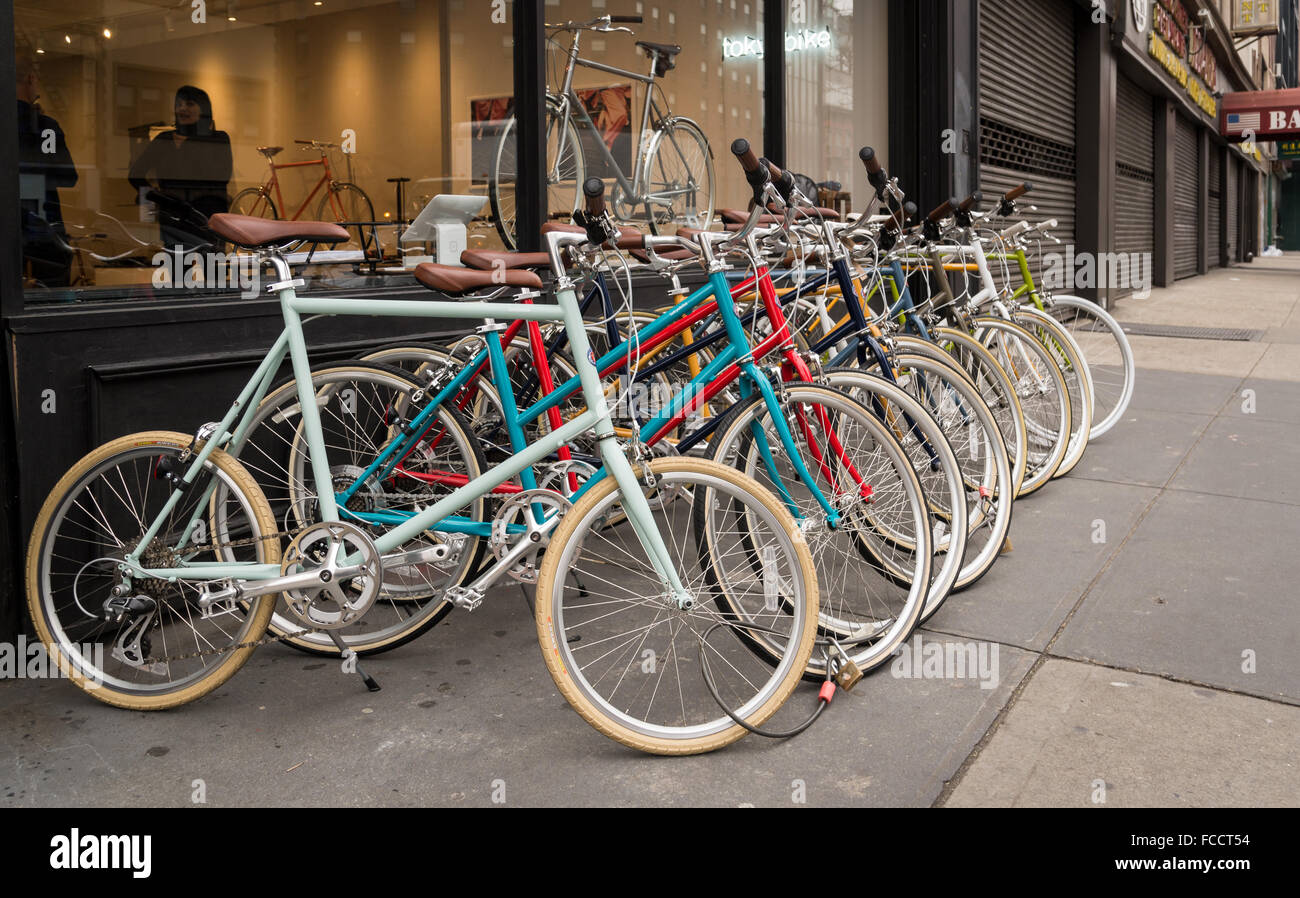 Des velos colores disposes en ligne sur le trottoir devant un magasin de velo Tokyobike a New York Photo Stock Alamy