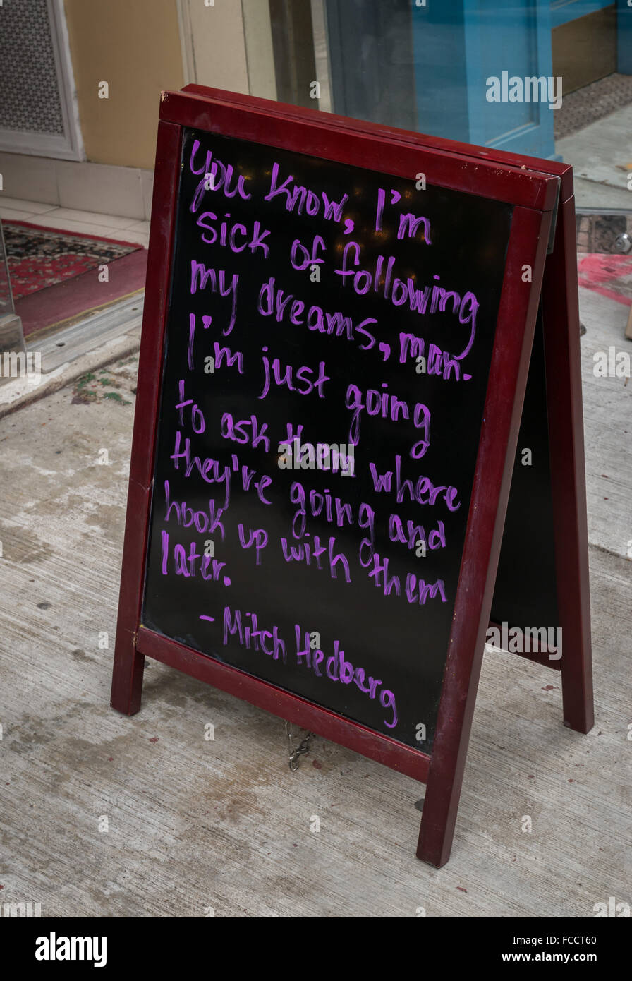 Une Citation De Mitch Hedberg Comedien Ecrite A La Main En Violet Stylo Craie Sur Un A Board Sign Photo Stock Alamy