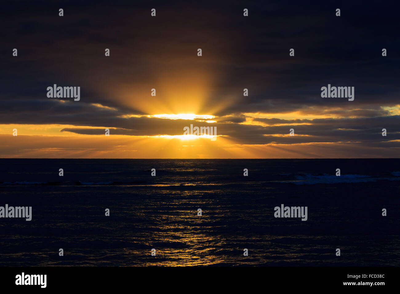 Lever de soleil spectaculaire et les nuages au-dessus de l'océan Pacifique au large de la côte d'Oahu Hawaii sur la rive nord. Banque D'Images