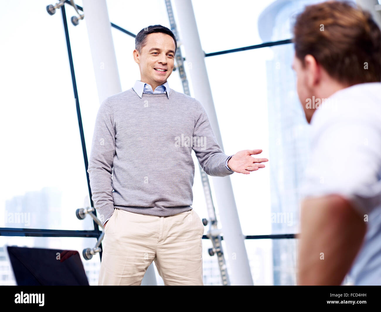 Business people talking in office Banque D'Images