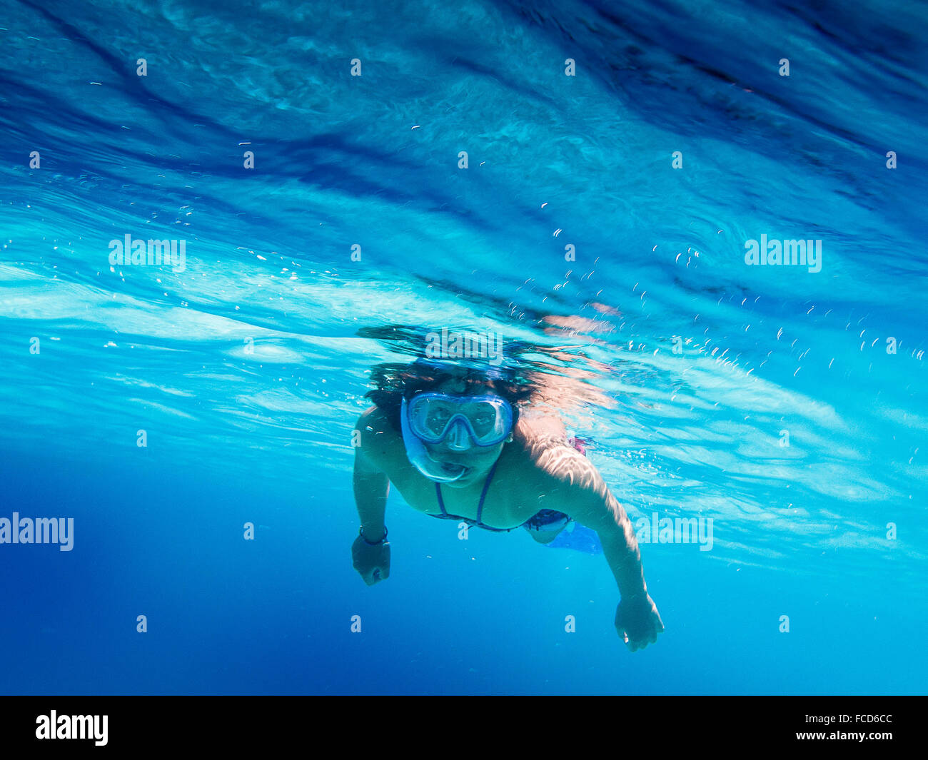 Portrait of Woman swimming in Blue Sea Banque D'Images