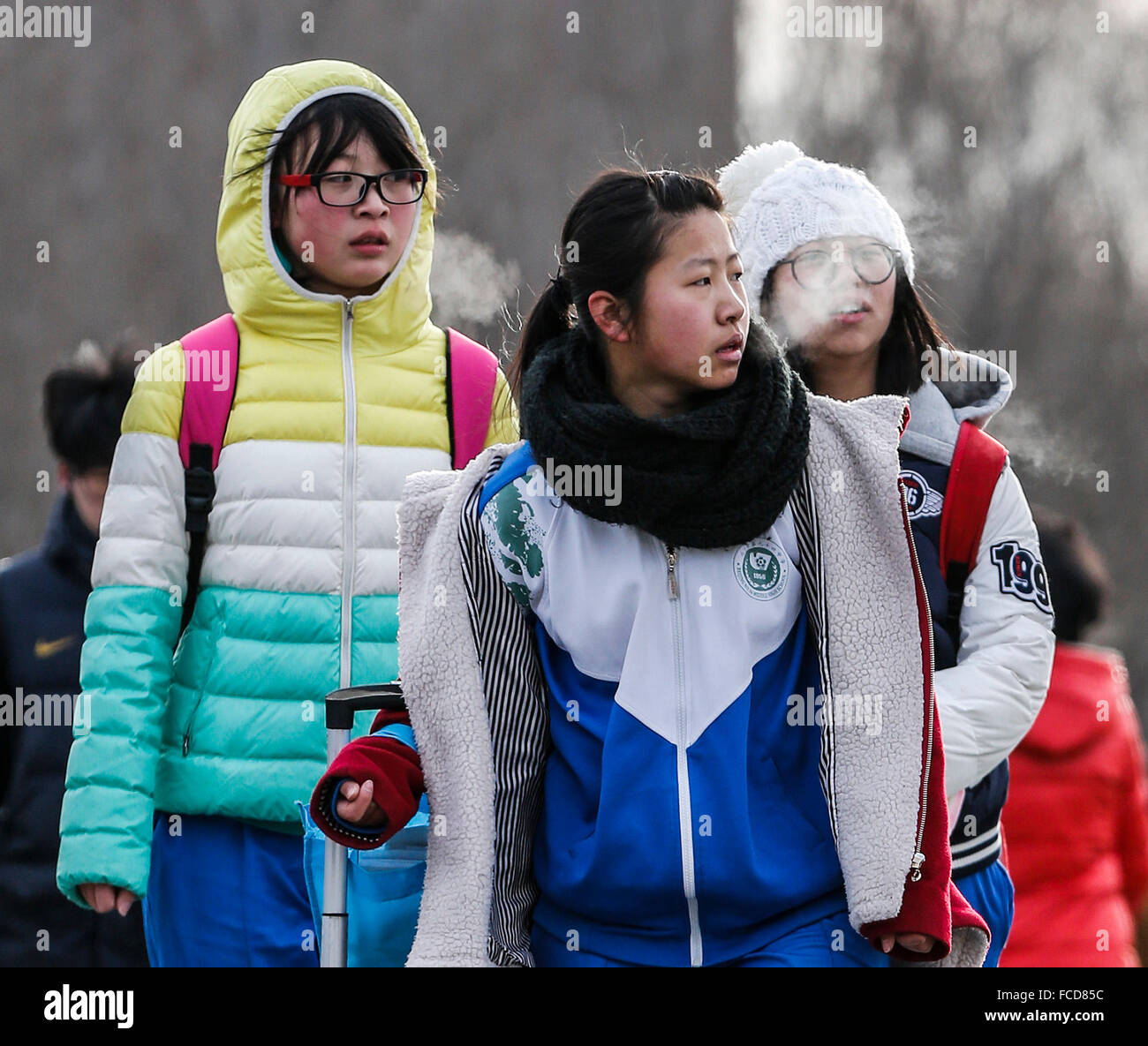 Beijing, Chine. 22 janvier, 2016. Les gens se draper jusqu'à Beijing, capitale de Chine, le 22 janvier 2016. Températures moyennes à Pékin est prévue sur un bas niveau en 30 ans de moins 17 degrés Celsius le samedi, les prévisions de la station météorologique de Beijing. Credit : Shen Bohan/Xinhua/Alamy Live News Banque D'Images