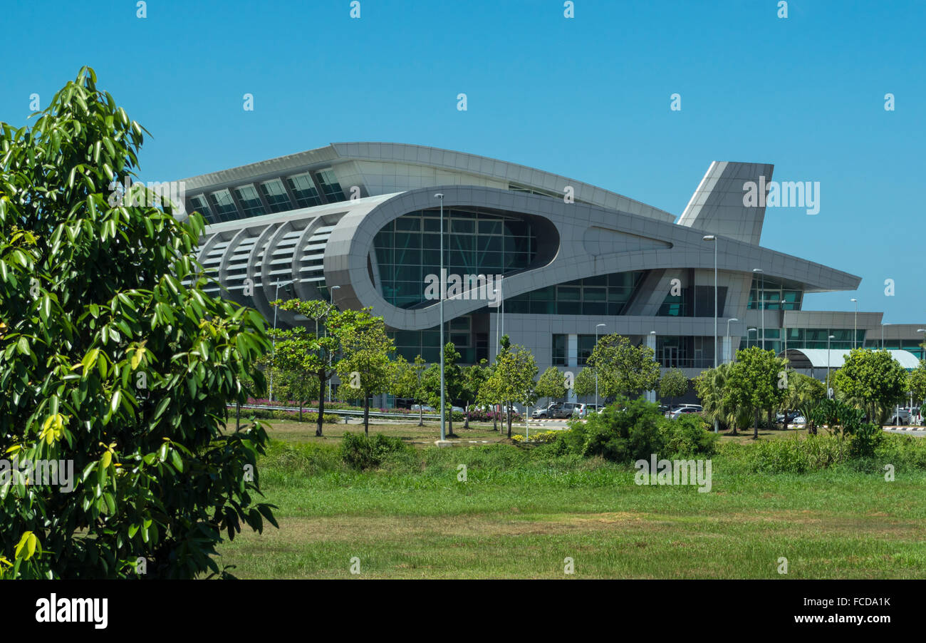 Monument en forme d'aile de KKIA terminal de l'aéroport international de Kota Kinabalu (IATA : BKI). Kota Kinabalu, Sabah, Malaisie. Banque D'Images