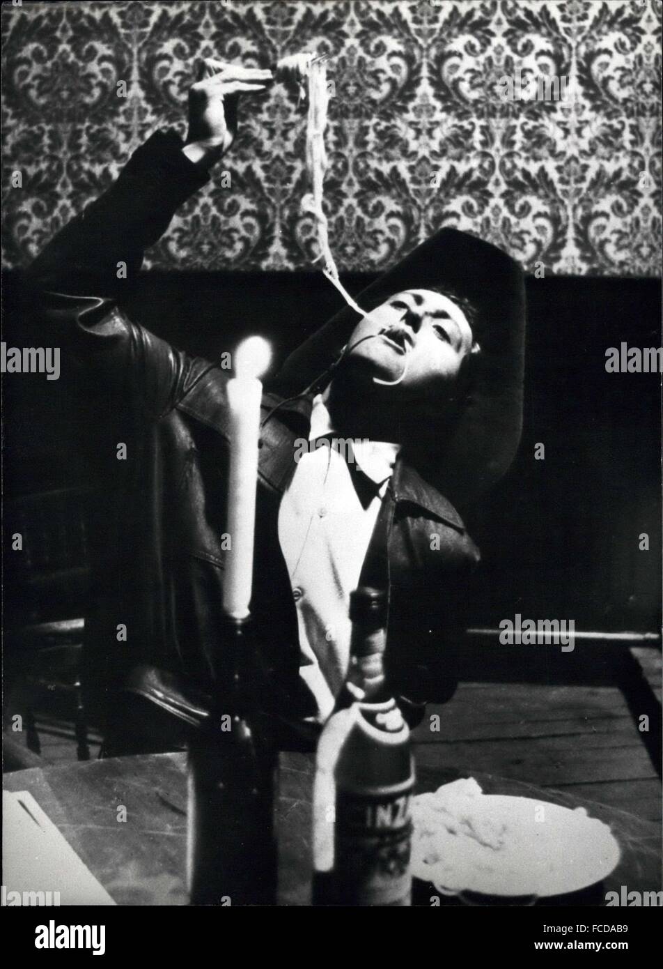 1972 - ''Sspaghetti'' pour le tireur. James Mitchum, le fils de Jim Mitchum, est à Rome pour tourner ''Tramplers'', un film western à l'italienne. Dans l'image est vu manger les spaghetti ''' dans le carré du film. © Keystone Photos USA/ZUMAPRESS.com/Alamy Live News Banque D'Images