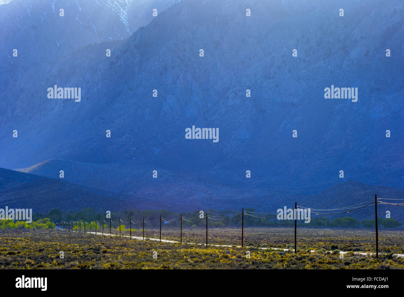 Dans l'autoroute pays Owens Valley, Californie Banque D'Images