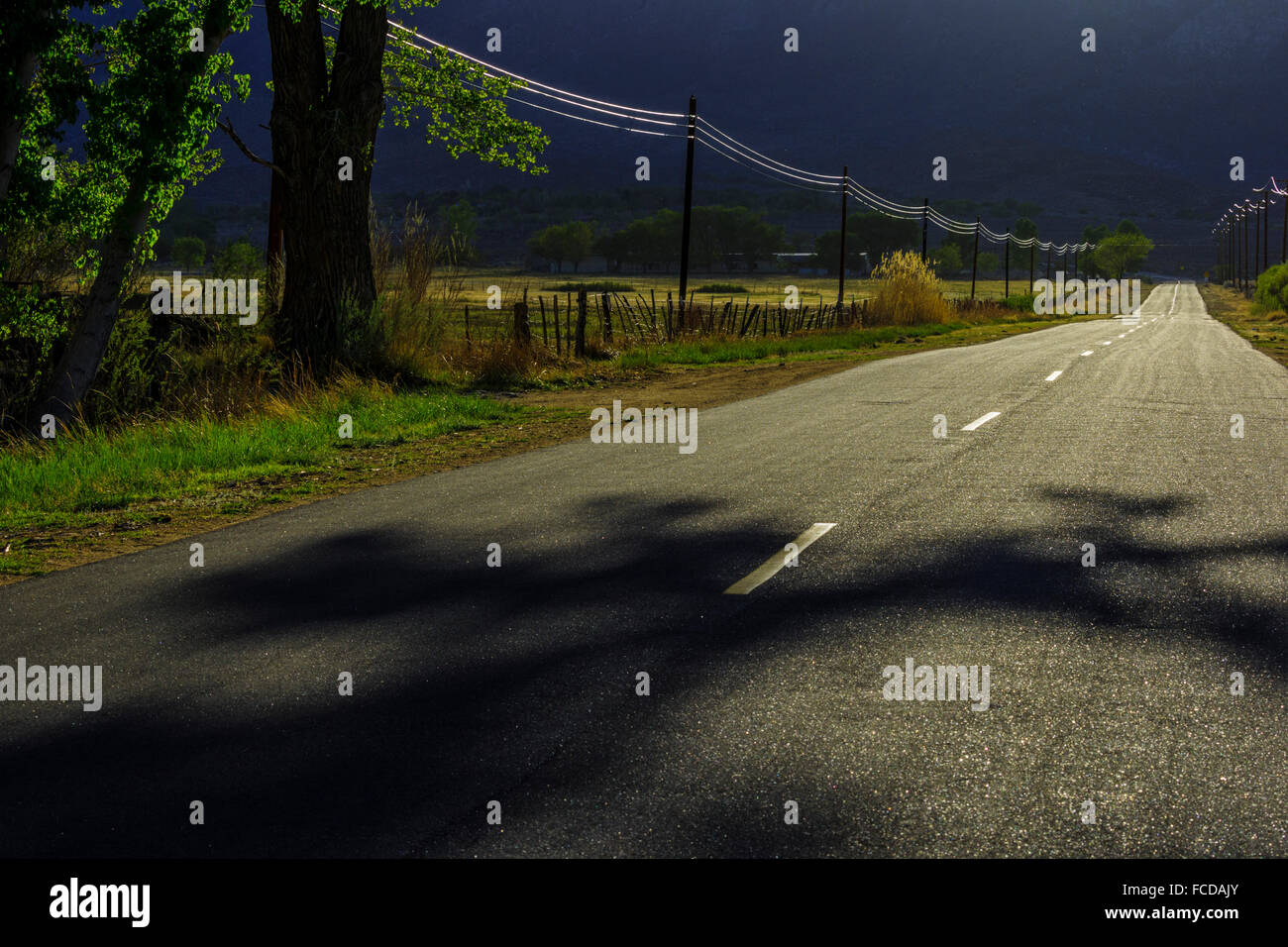 Dans l'autoroute pays Owens Valley, Californie Banque D'Images