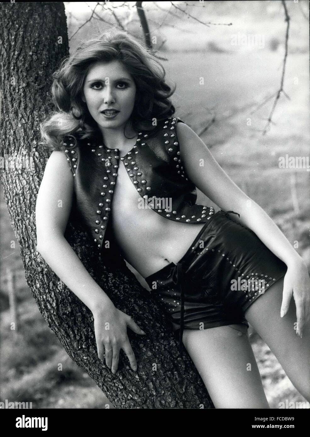 1969 - Pia Giancaro, 21 ans, blonde actrice italienne née en Sicile, slim la figure et les yeux verts. Elle a travaillé dans de nombreux films sans une période de peu de repos et maintenant, que le printemps est proche, elle continue à travailler. L'acteur français Alain Delon sera sa co-vedette dans le film ''Un été avec l'amour'' sous la direction du célèbre réalisateur Terence Young. Nos photos exclusives illustré Pia Giancaro dans un agriculteur près de Rome. © Keystone Photos USA/ZUMAPRESS.com/Alamy Live News Banque D'Images